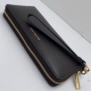 Michael Kors JST Lg Leather Continental Wallet Wristlet Phone Holder 
Chocolate